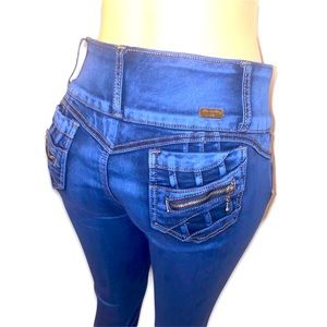 Colombian style- High waist- skinny jeans.